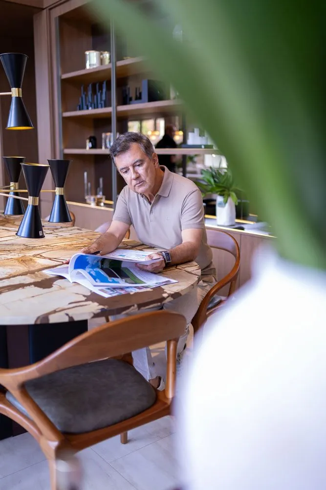 Adalberto Montagnani revisando desenhos de projeto em sua mesa